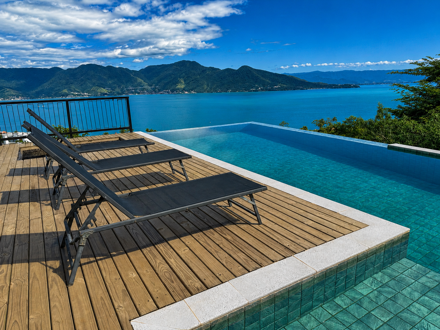 Casa Gaia Guest House em Ilhabela ao entardecer